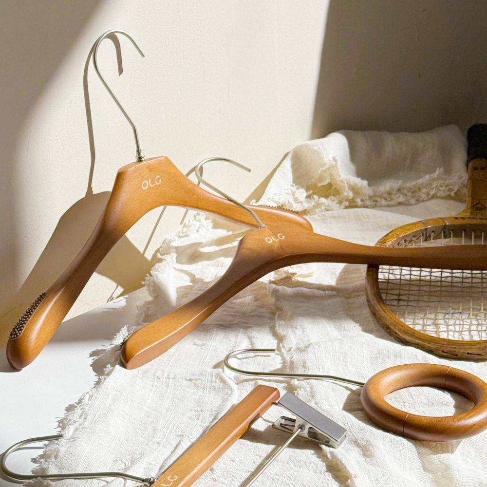 옷장 정리할 때마다 아쉬웠는데, 원목 옷걸이로 바꾸고 달라진 것들 — 올지 헤리티지 43cm 실사용 후기